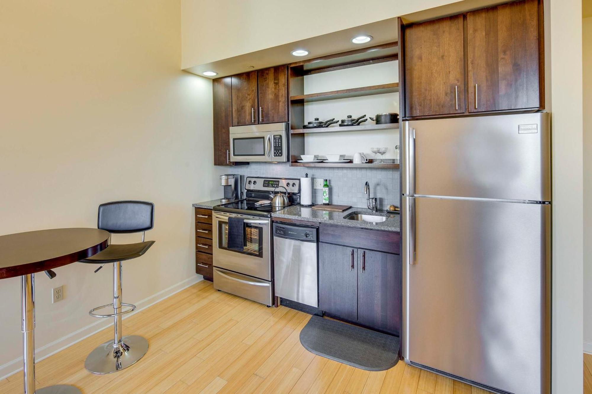 Centrally Located Near Downtown! Apartment *